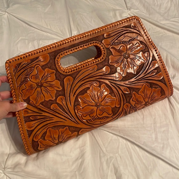 Que Chula Leather Clutch - Picture 1 of 4